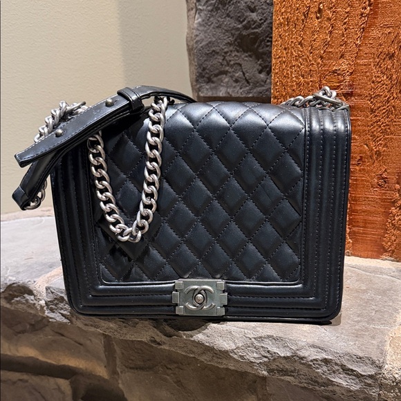 no brand Handbags - Chic Black Quilted Crossbody Bag with Chain Strap